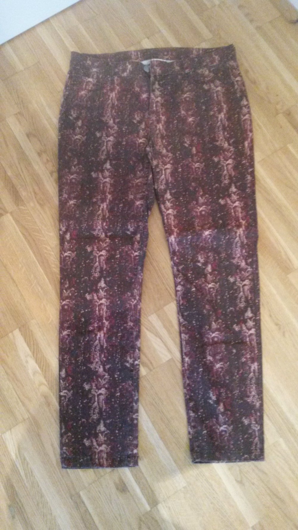 Hose mit Schlangenmuster,