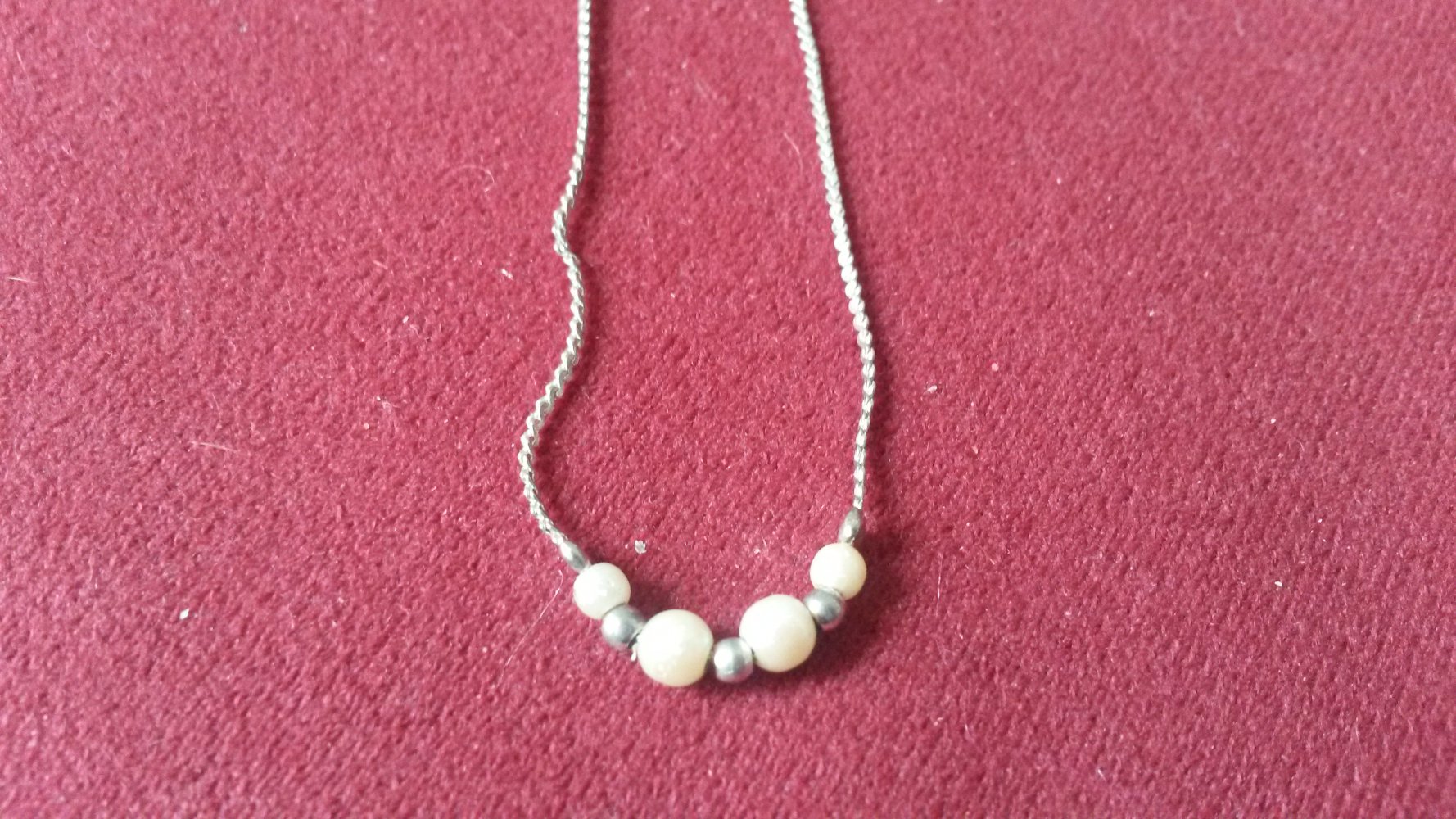 Zartes Modeschmuck-Kettchen mit kleinen Perlen,