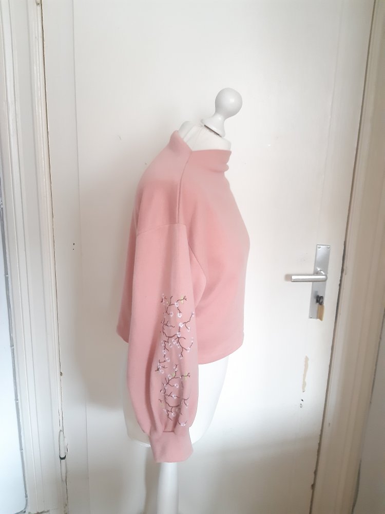 Oversized Pullover mit Stickerei auf den Ärmeln