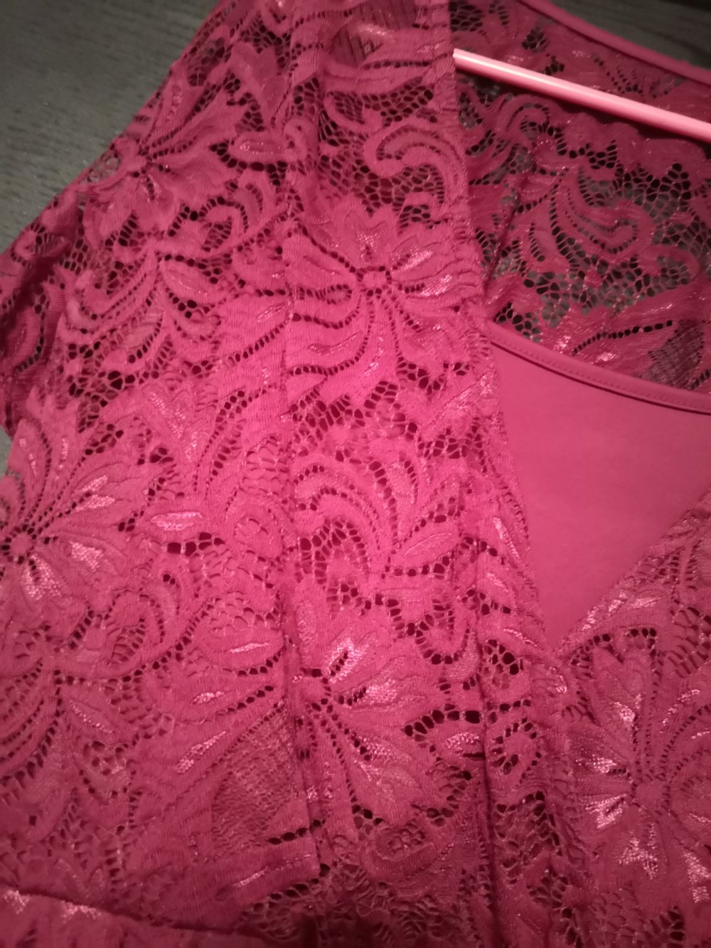 Weinrotes Kleid mit Spitze 