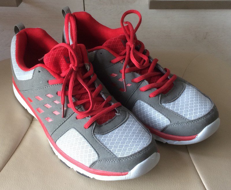 Sneaker in Größe 42