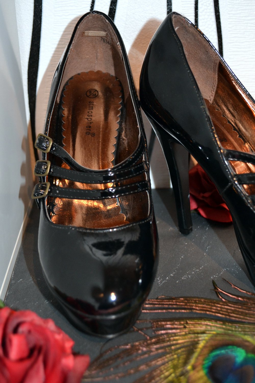 Schöne, schwarze High Heel Spangen-Pumps in Lack-Optik der Marke „atmosphere“