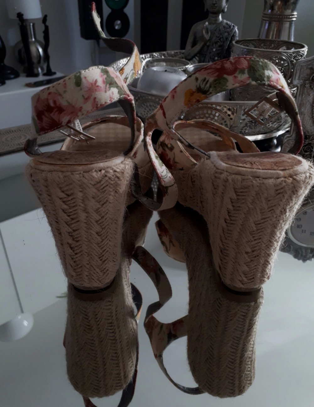 Geblümte Keilsandalen. NEU