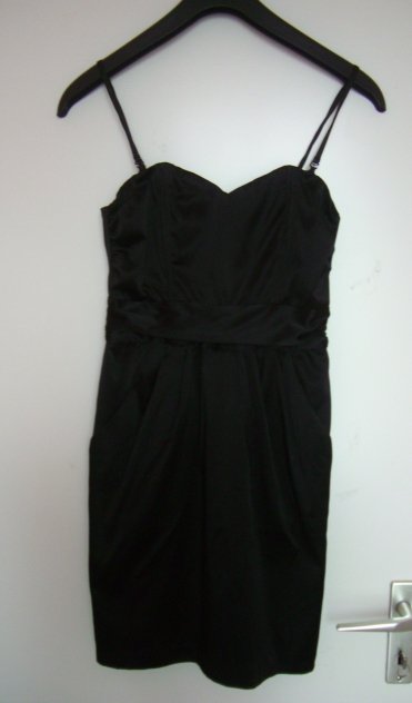 NEU MINIKLEID KLEINER SCHWARZES SATIN TRÄGERLOS 34/XS TALLIERT ENG ELEGANT UNGETRAGEN
