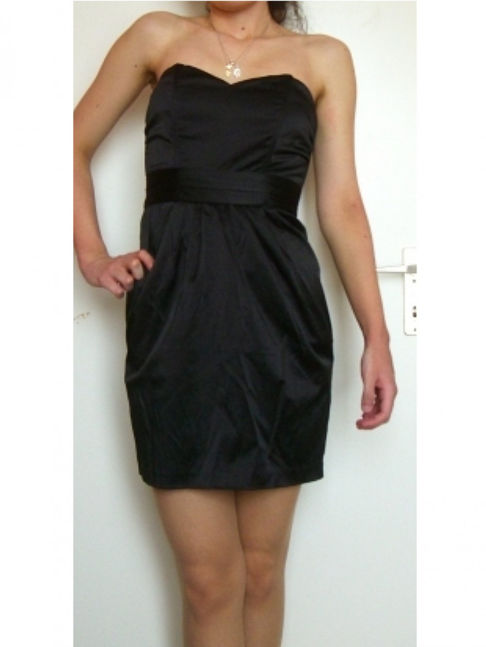 NEU MINIKLEID KLEINER SCHWARZES SATIN TRÄGERLOS 34/XS TALLIERT ENG ELEGANT UNGETRAGEN