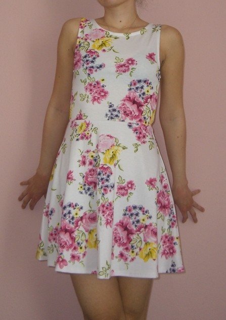 NEU SKATERKLEID KURZ FLORAL AUSGESTELLT BLUMENMUSTER RÜCKENAUSSCHNITT 36/S UNGETRAGEN