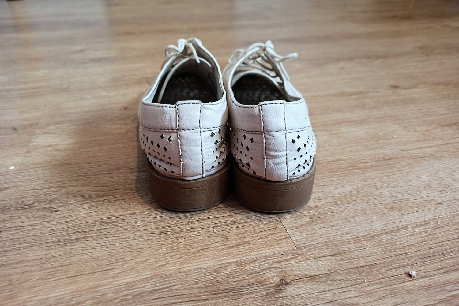 Sehr schöne Schuhe in Cremefarbe von divided
