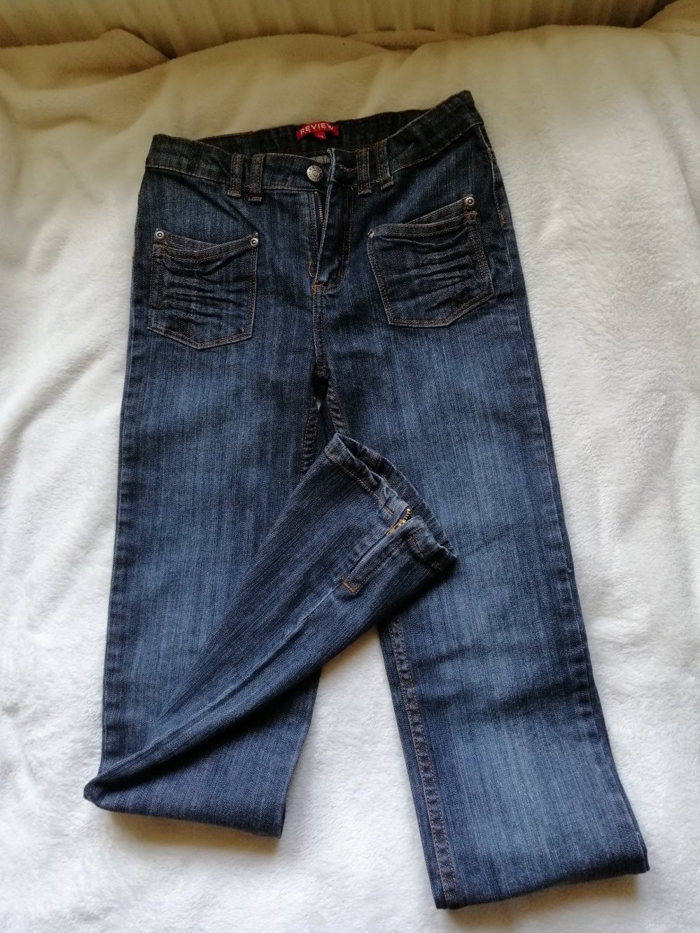 dunkelblaue Jeans mit leichtem Fade out
