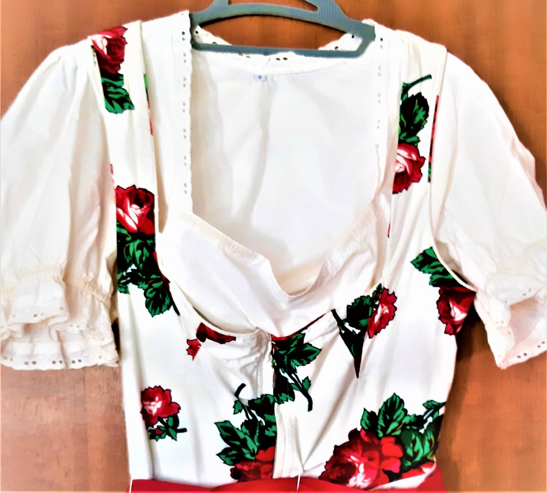 Dirndl weiß m. rotem Rosenmuster m 2 Schürzen und 2 Blusen Gr. 38