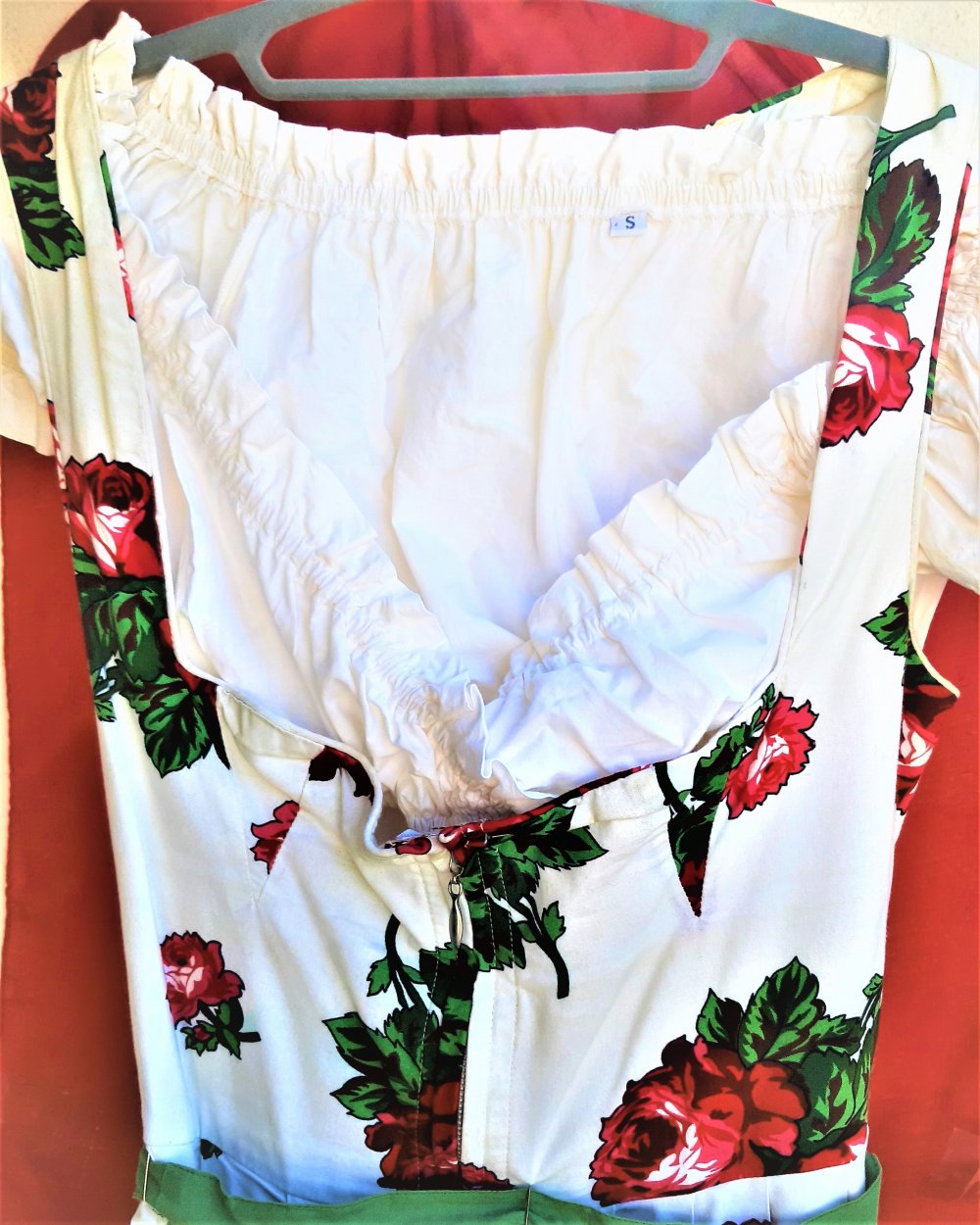 Dirndl weiß m. rotem Rosenmuster m 2 Schürzen und 2 Blusen Gr. 38