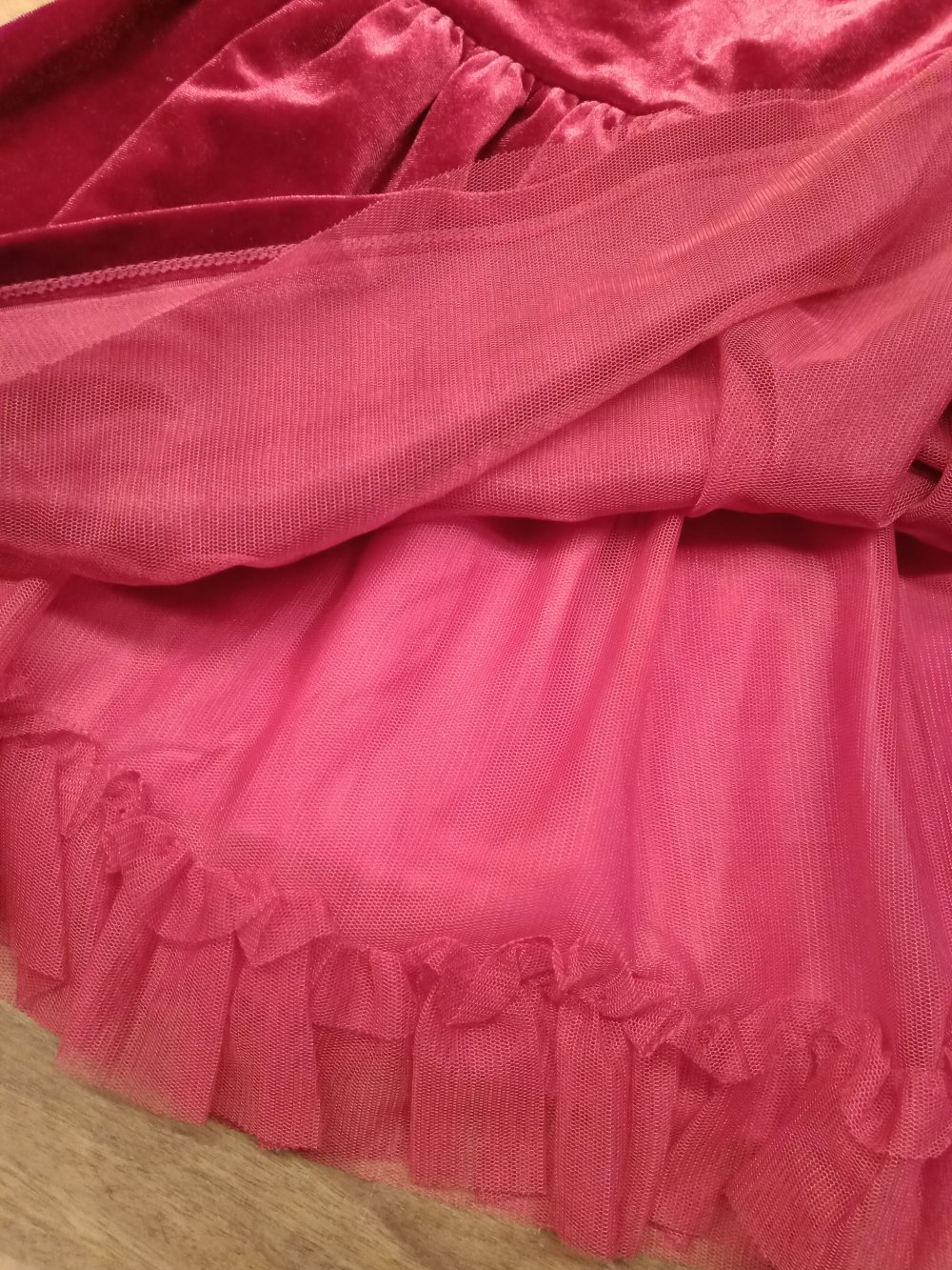 rotes Samtkleidchen