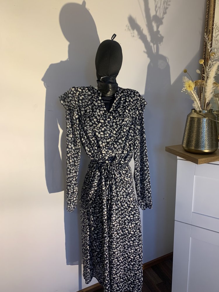 Schlichtes Maxikleid mit Blumen von Moss Copenhagen 