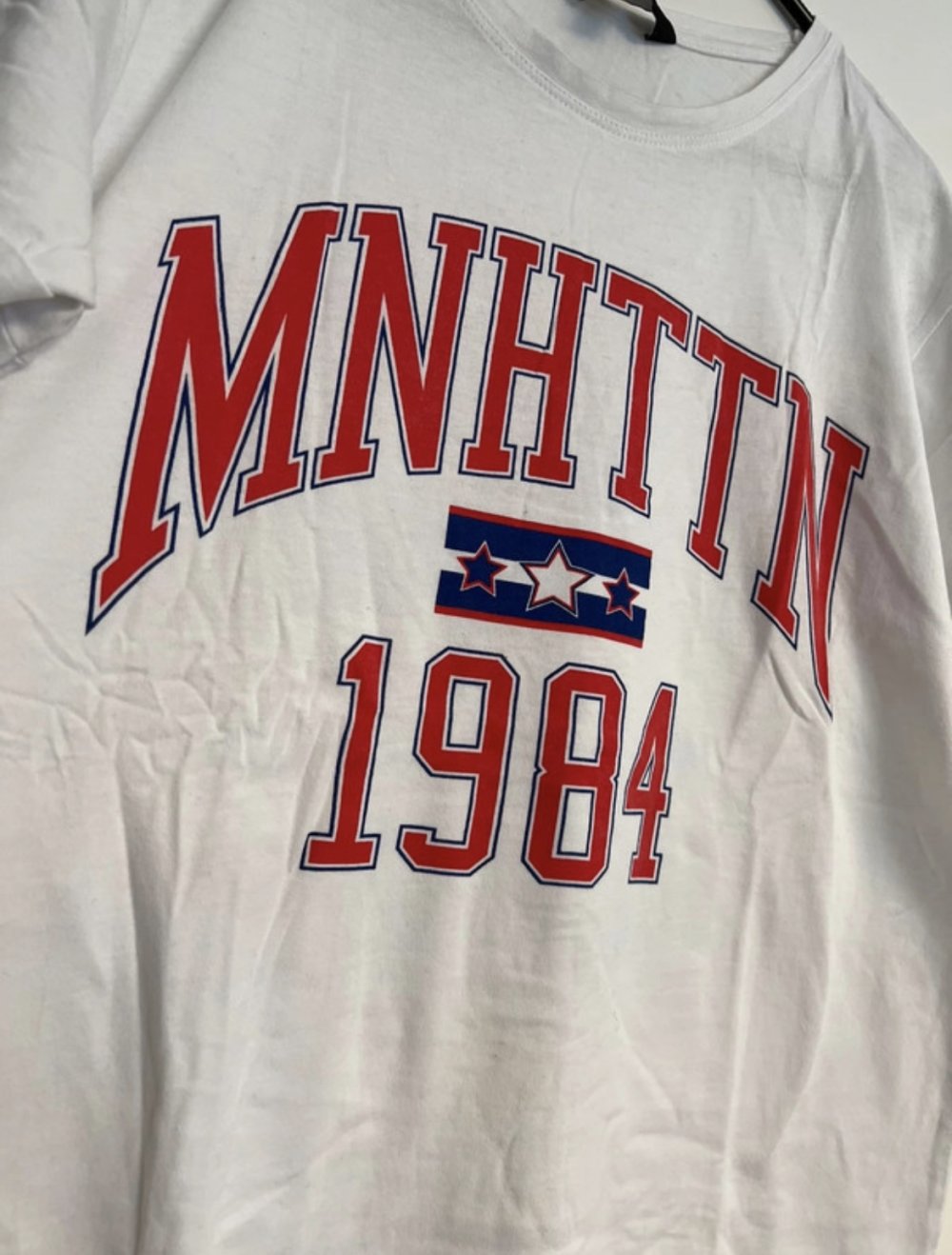 Weißes bedrucktes T-shirt