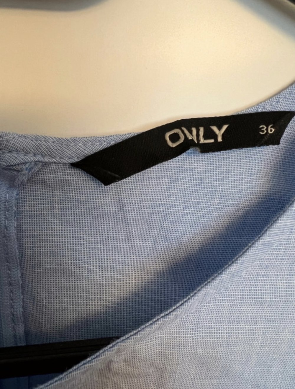 hellblaue Bluse mit Blumendetails