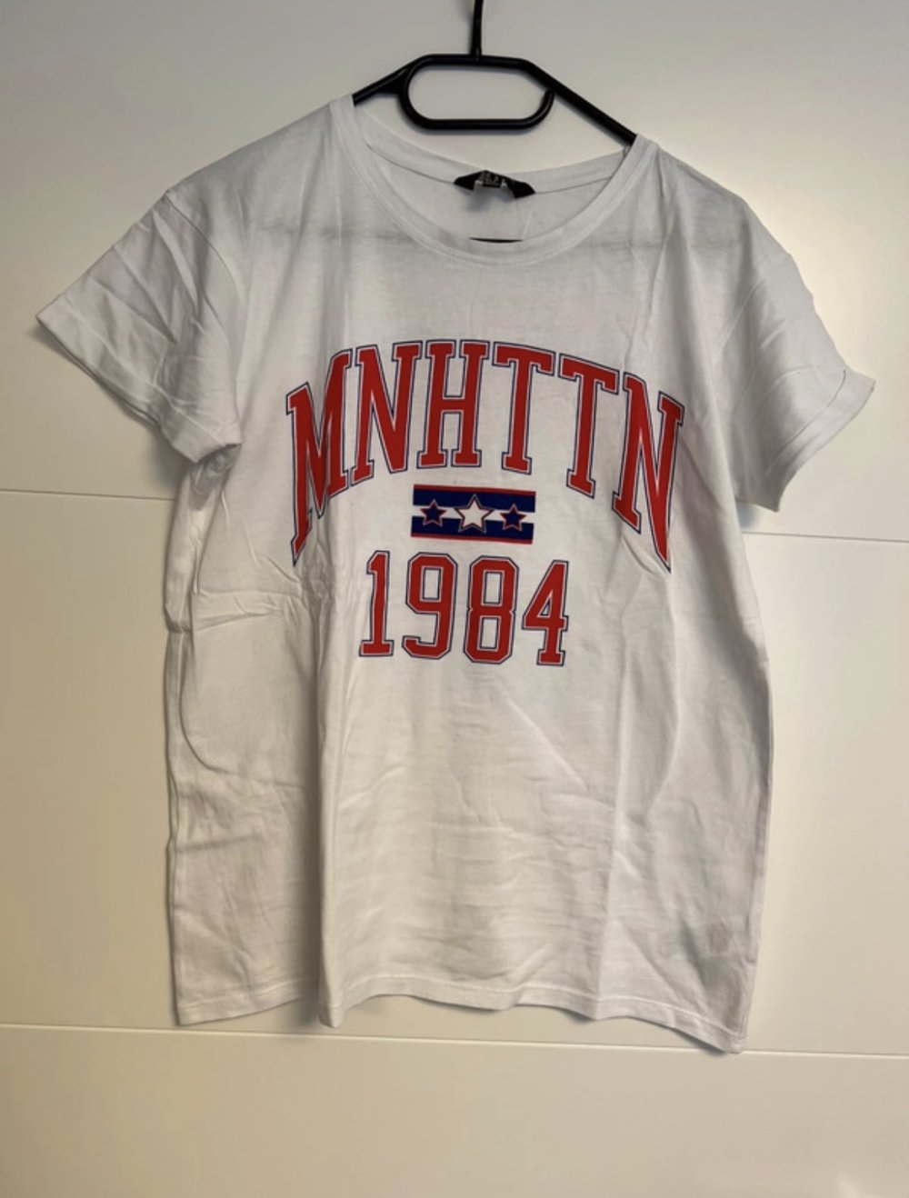 Weißes bedrucktes T-shirt