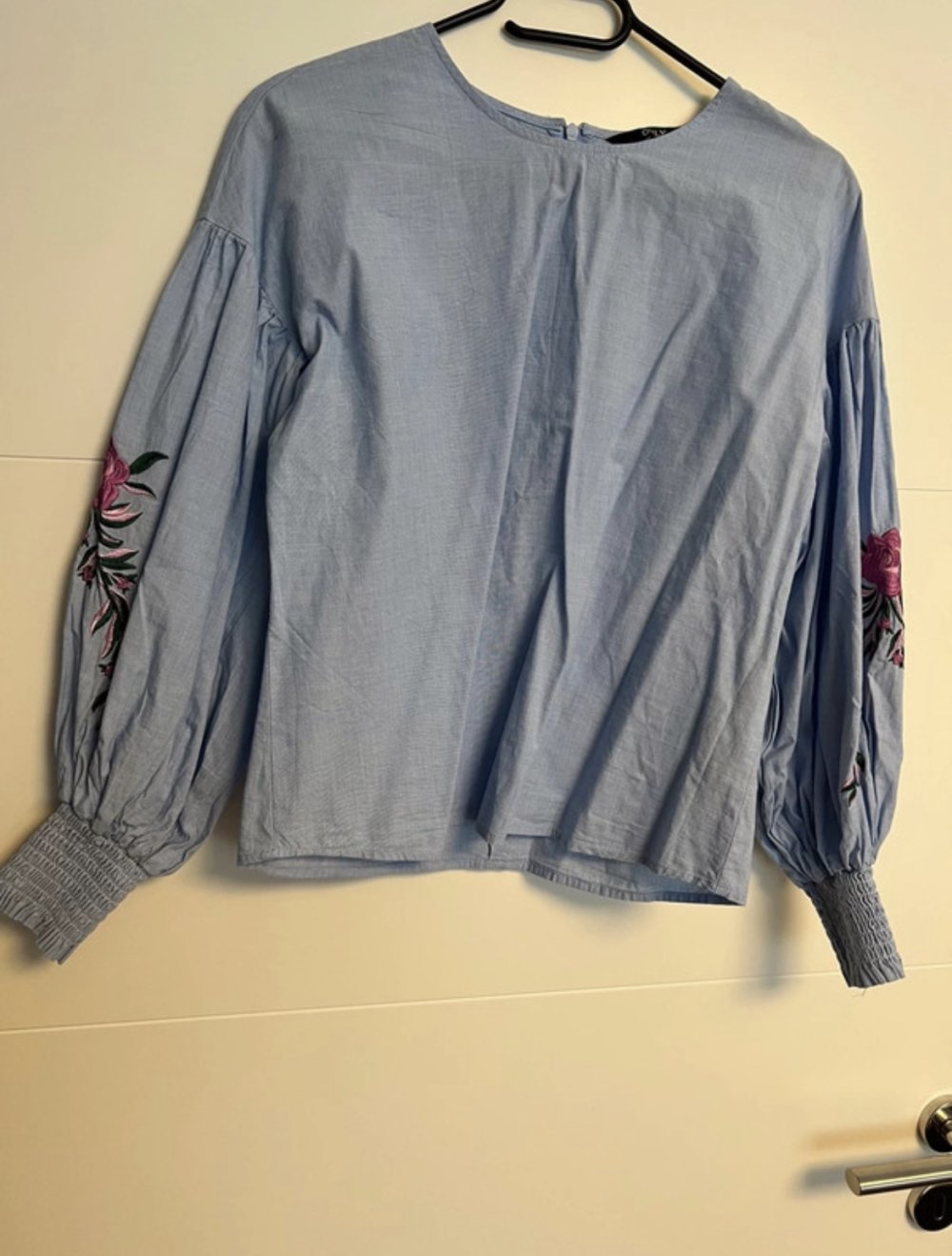 hellblaue Bluse mit Blumendetails