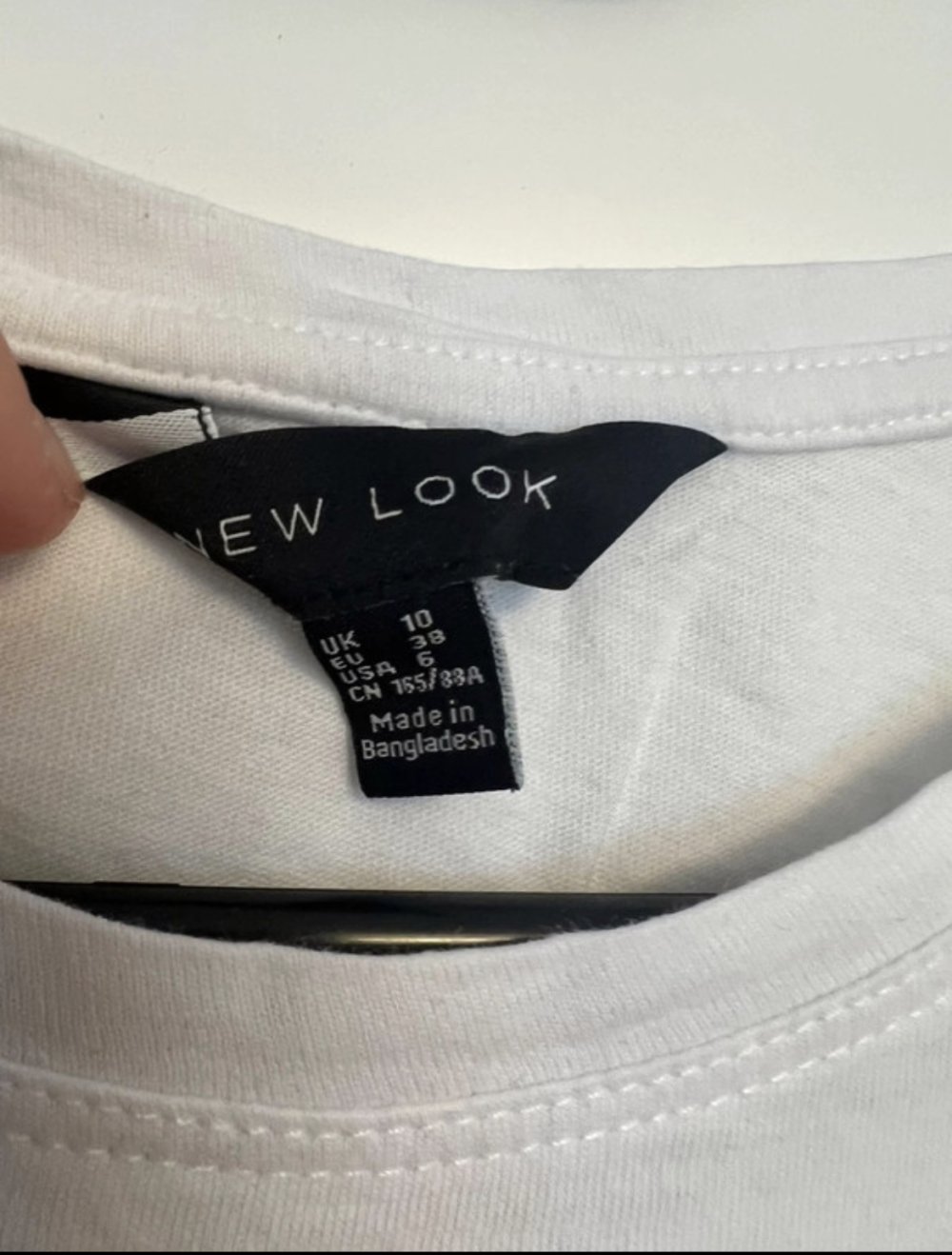 Weißes bedrucktes T-shirt