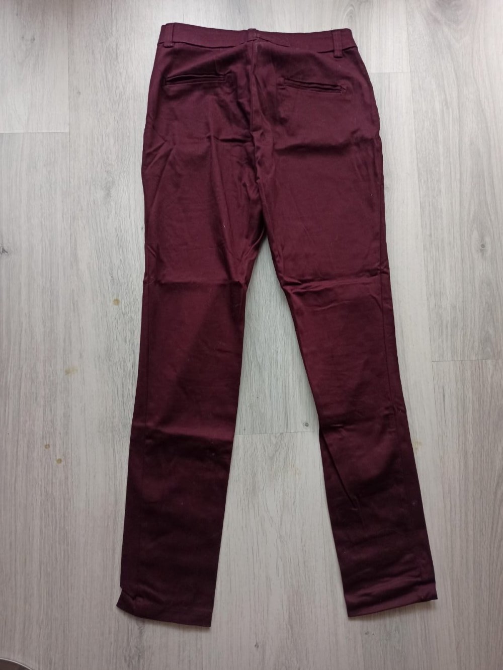 Weinrote Hosen zigaretten