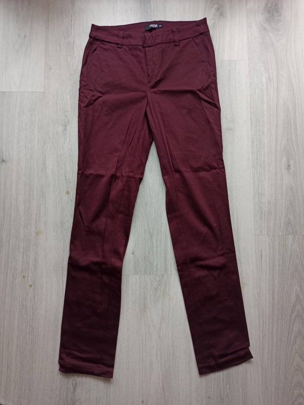 Weinrote Hosen zigaretten