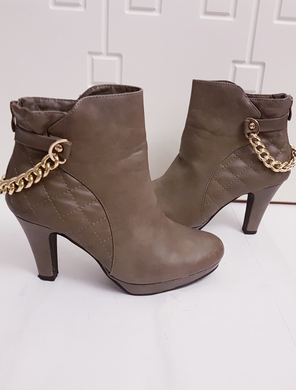 Neue braun gesteppte stiefeletten mit gold kette