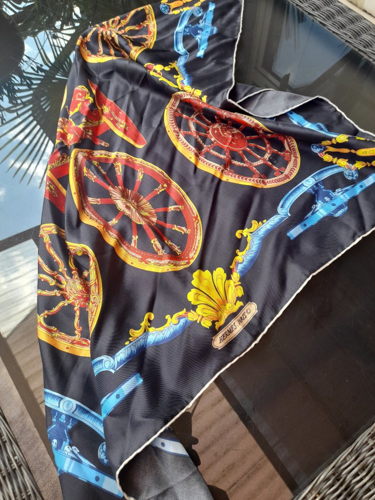 Schöner Seidenschal von Hermes Paris