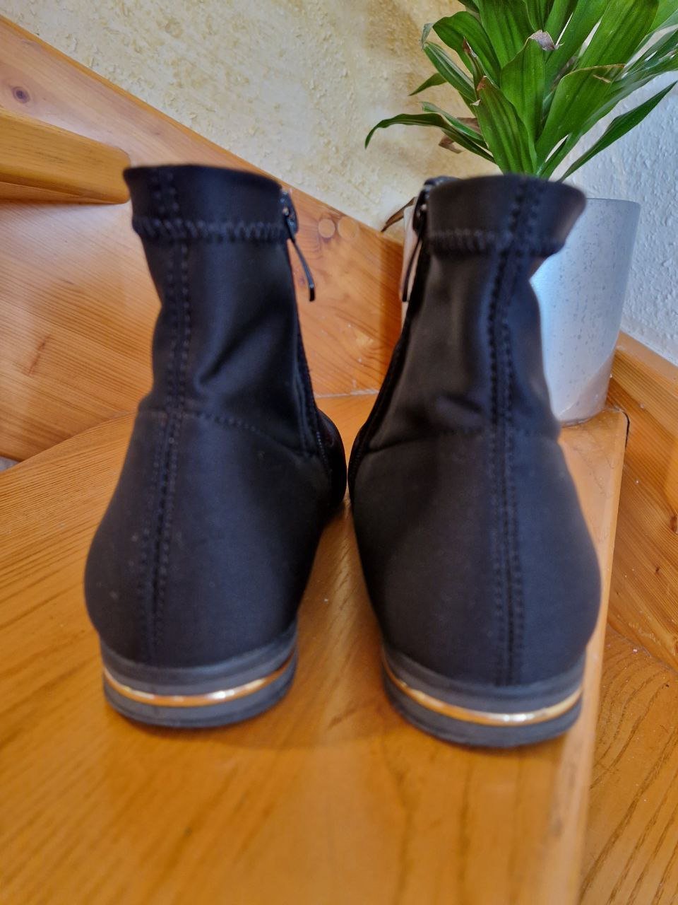 Klassische schwarze Stiefeletten.  Größe 39. 