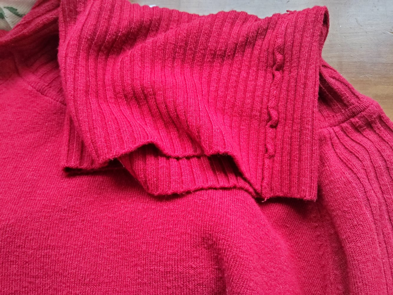 roter Rollkragepullover