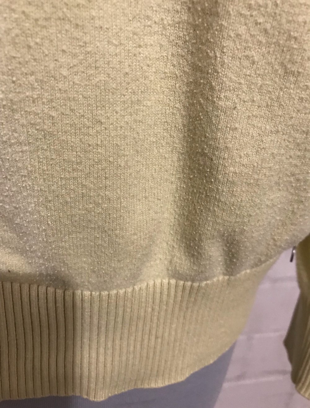 Gelbe Strickjacke