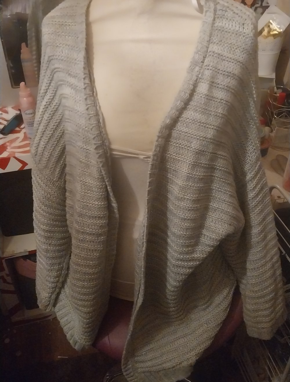 graue Strickjacke