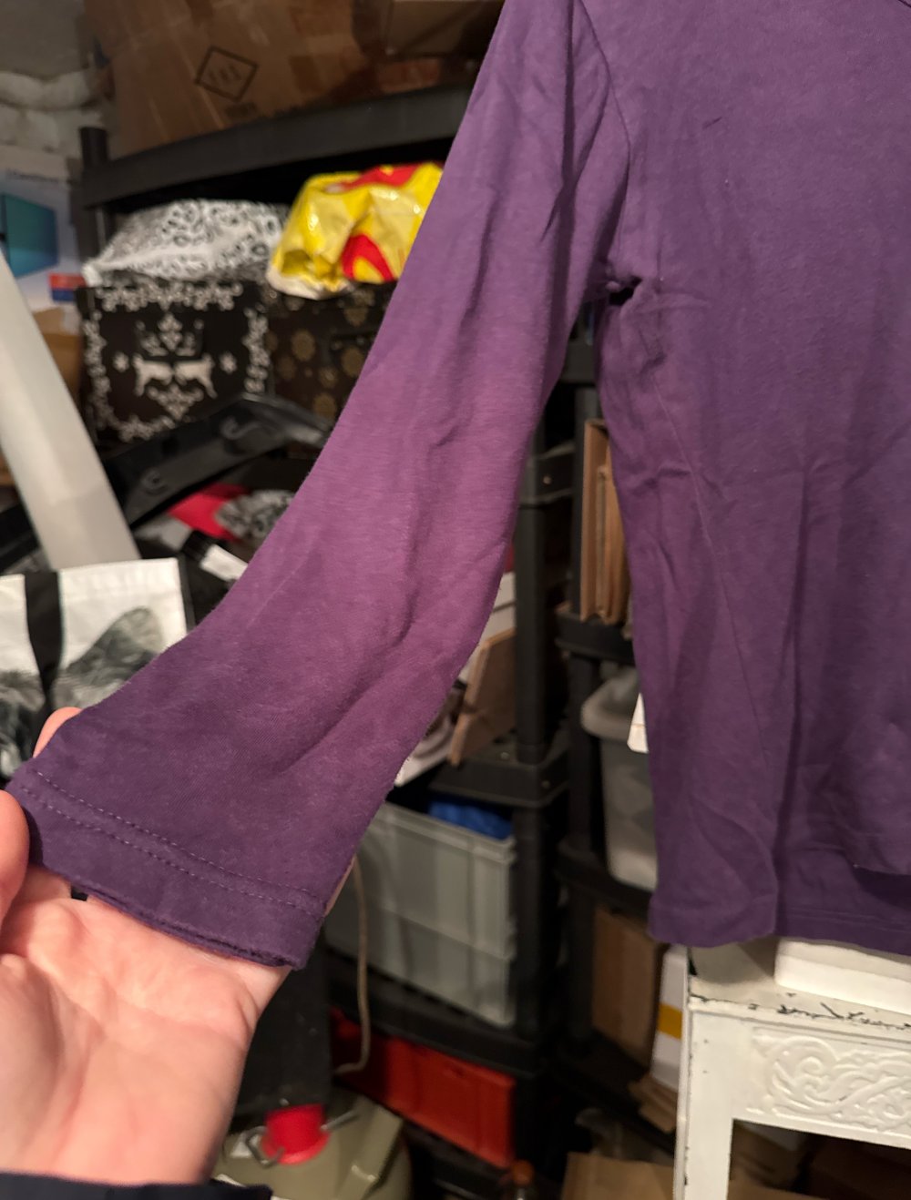 Schönes einfaches lila Sweatshirt
