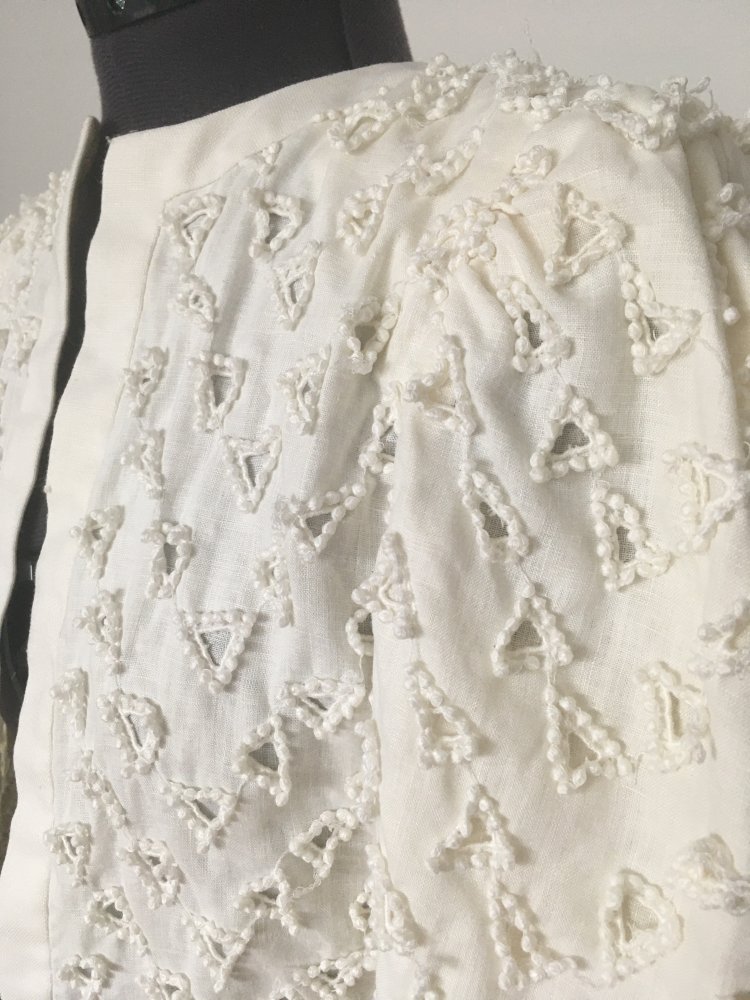 AKRIS of switzerland Bolero / Jacke mit Verzierungen, weiss creme - Gr. M / 38 - 100 % Leinen