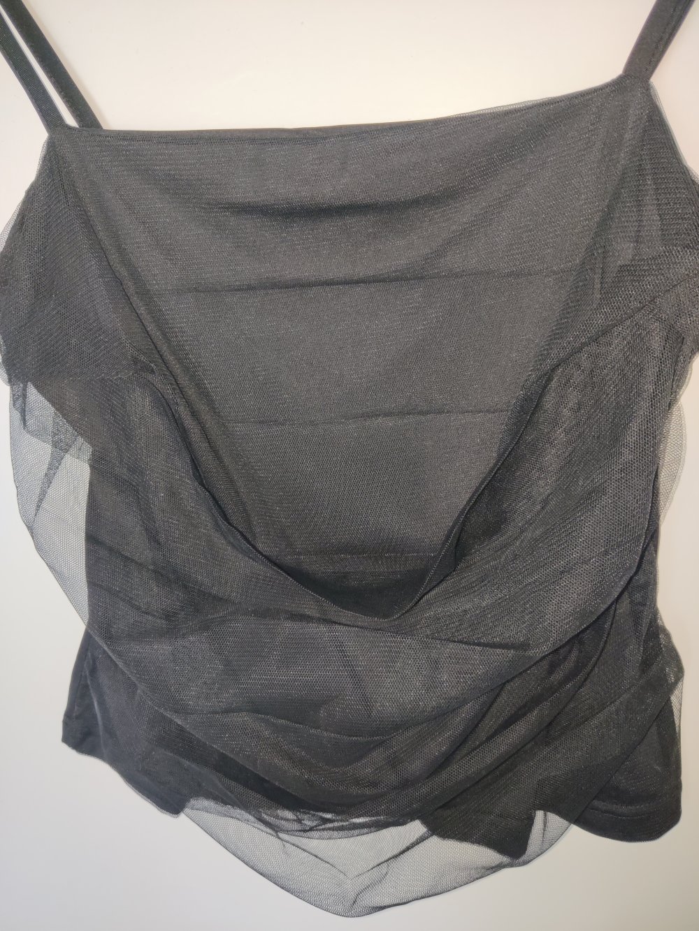 Schwarzes Top mit Chiffon