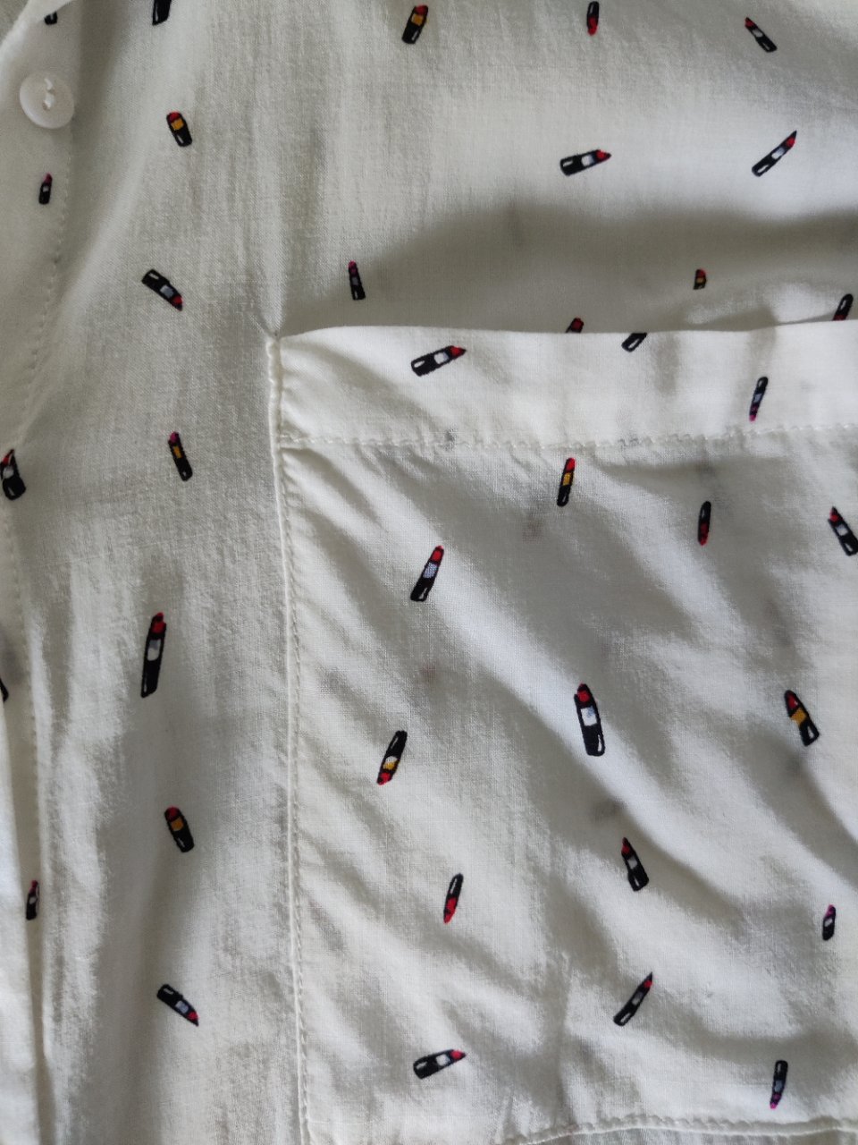 Ausgefallene Bluse mit Lippenstift-Motiven