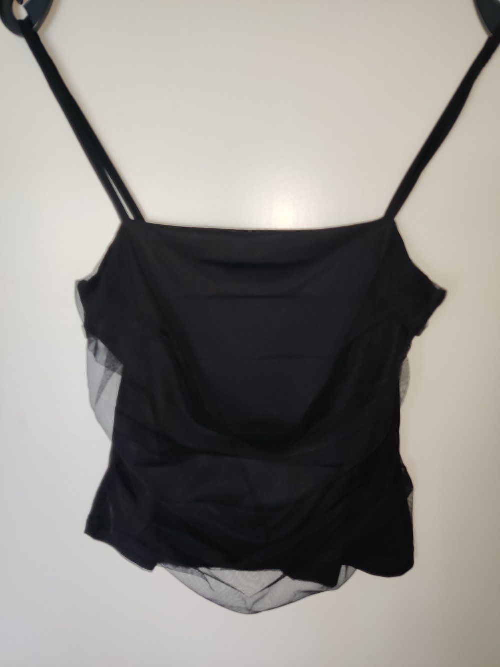 Schwarzes Top mit Chiffon