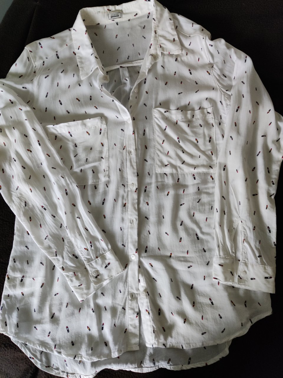 Ausgefallene Bluse mit Lippenstift-Motiven
