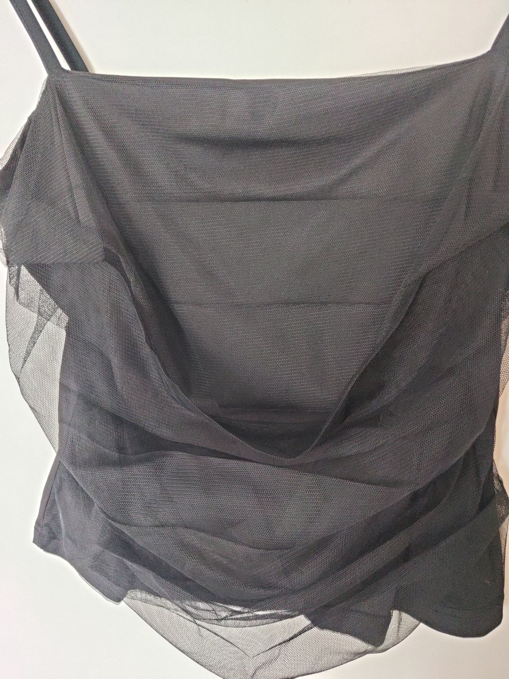 Schwarzes Top mit Chiffon
