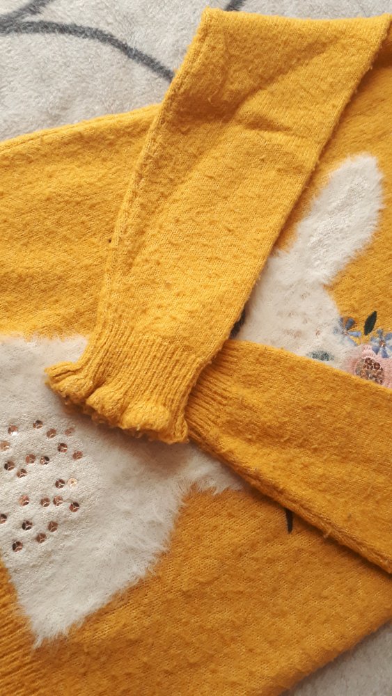Senfgelber Pullover mit kuscheligem Häschen und Glitzer