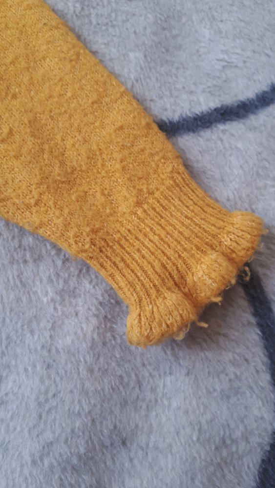 Senfgelber Pullover mit kuscheligem Häschen und Glitzer