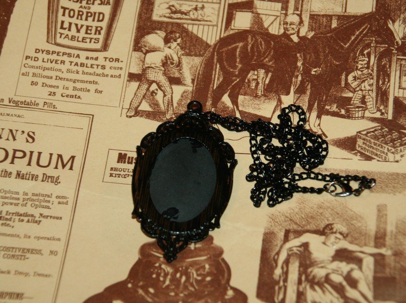 Gothic Steampunk Anhänger schwarz mit Totenkopf