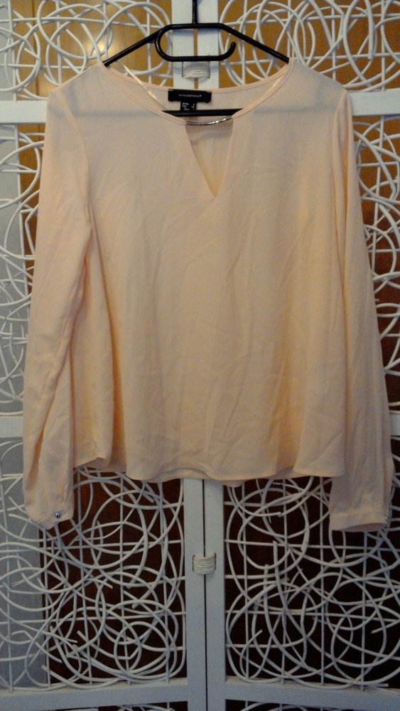 blassrosane Bluse mit auffallendem Detail