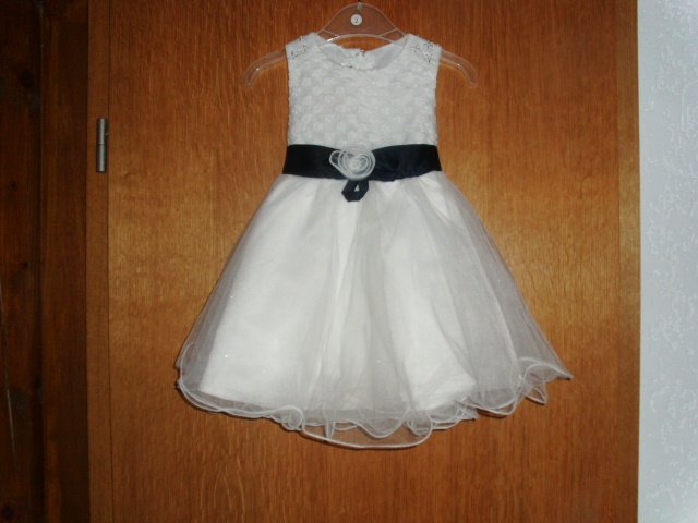 Blumenmädchenkleid, weiß mit blauer Schleife, Gr. 92/98