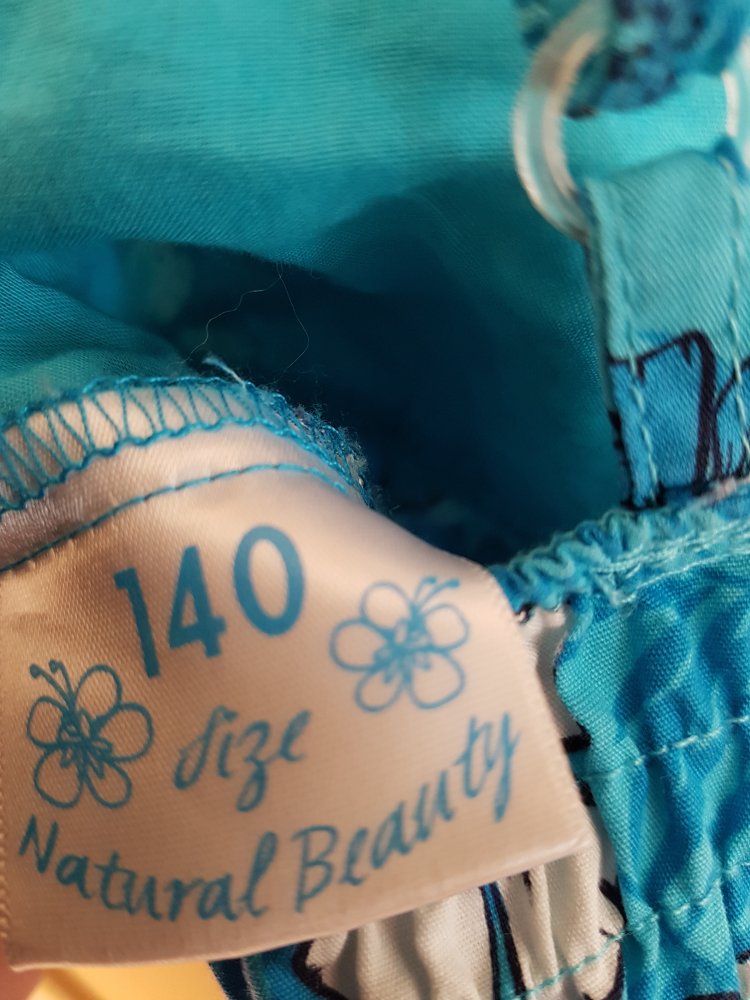 ungetragenes, blau gemustertes Trägerkleid in Gr. 140 