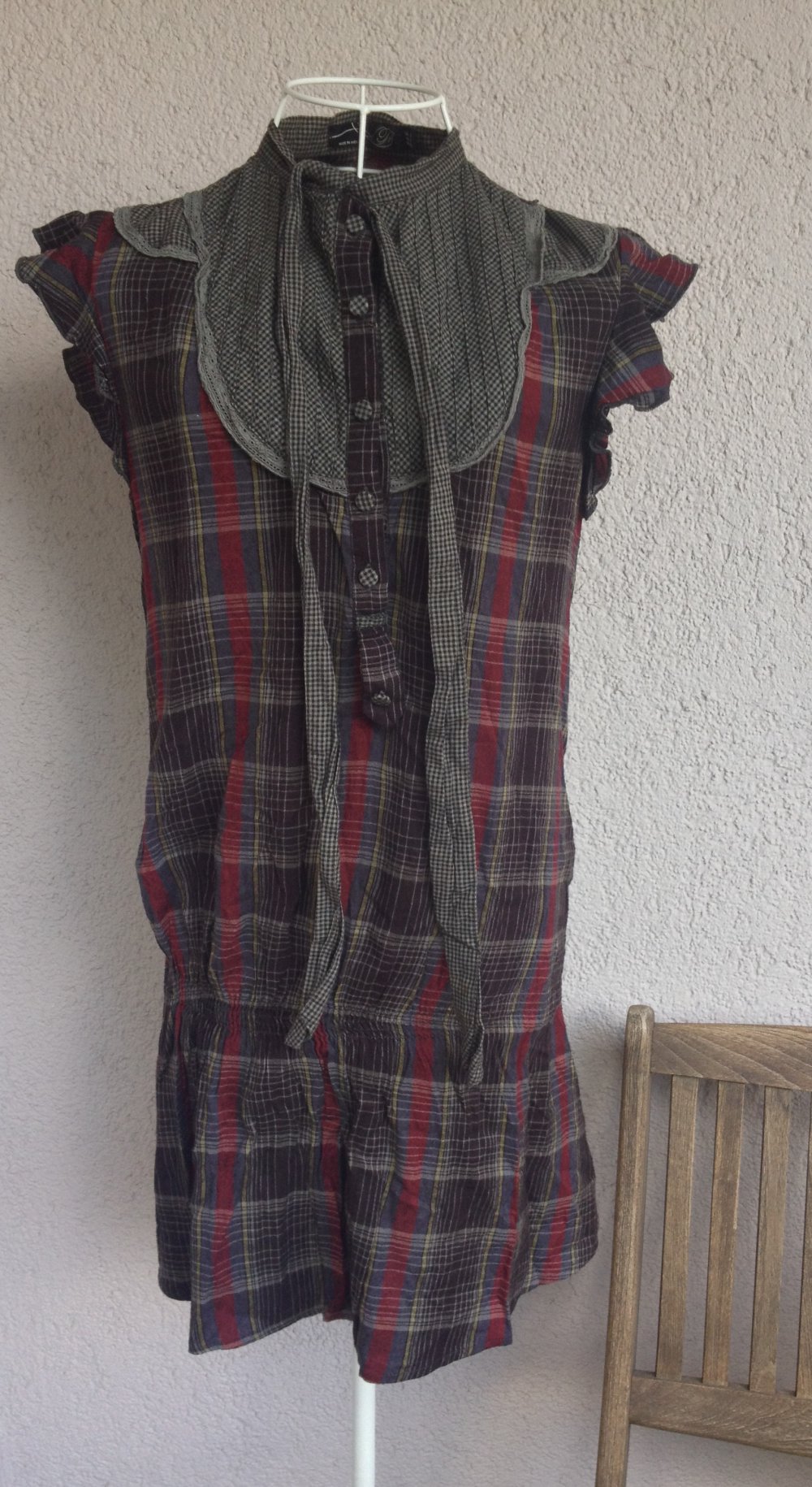 Schönes Kleid mit Karomuster von Zara