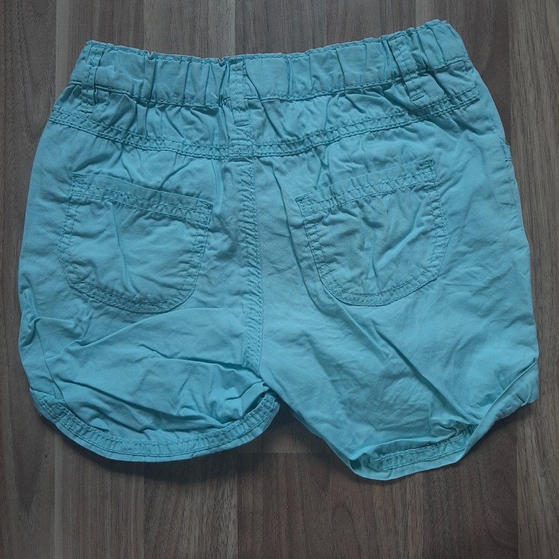 Hellblaue kurze Hose