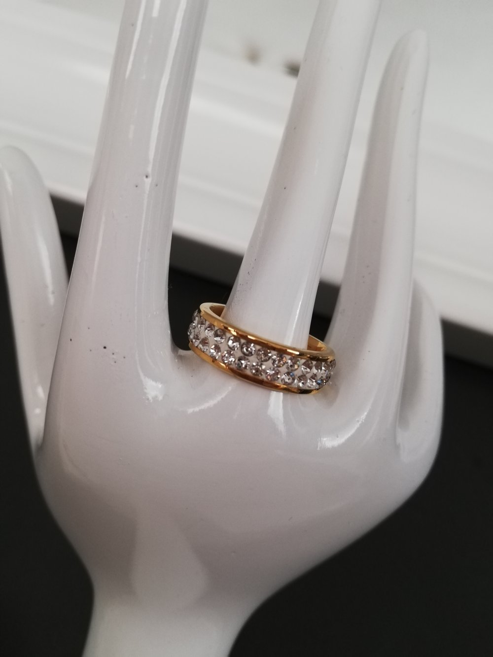 Goldener Ring mit Strasssteinen