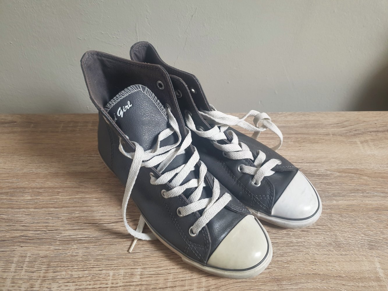 Graue Sneaker