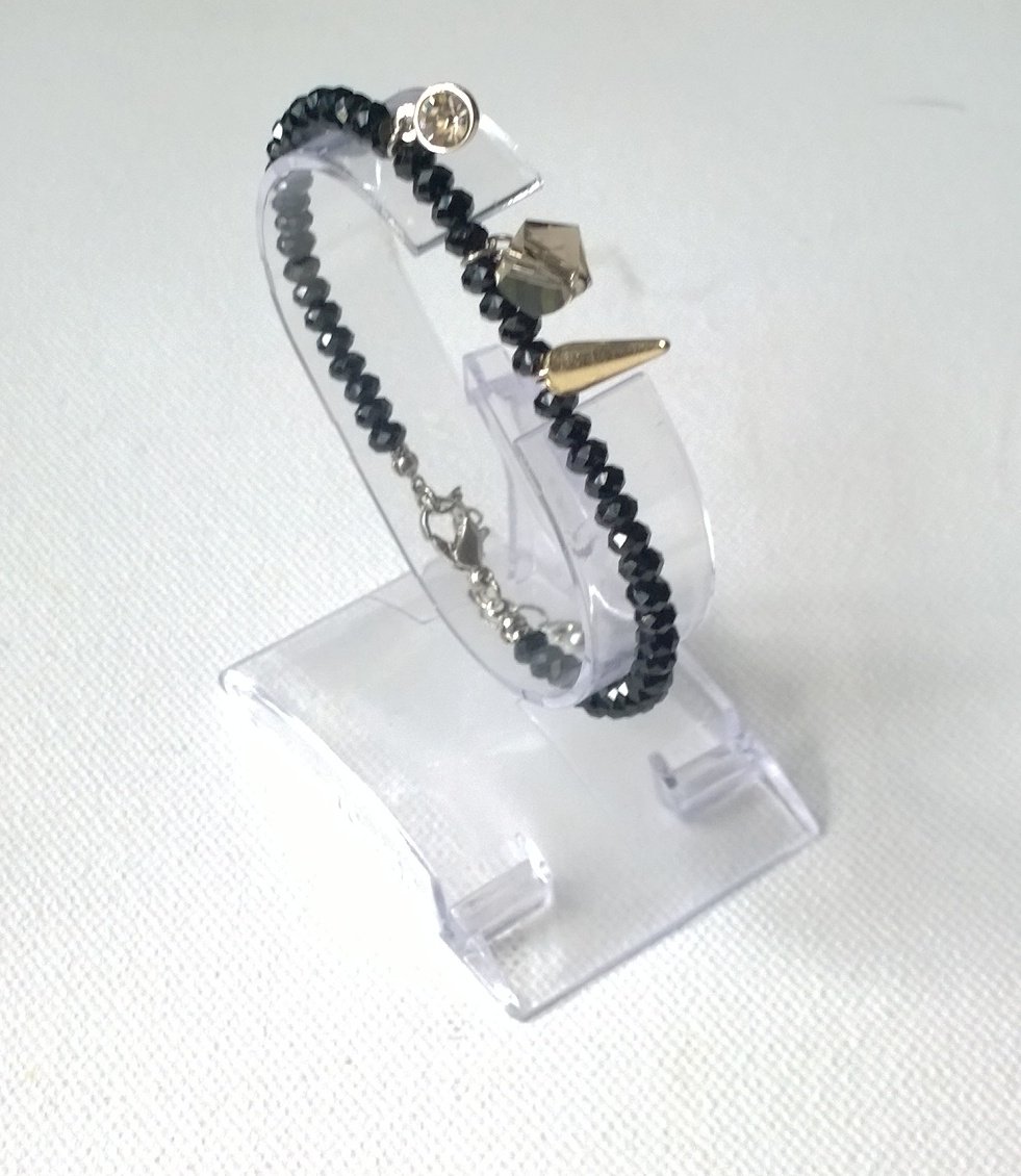 Armband filigran, schwarze Steine und Anhänger