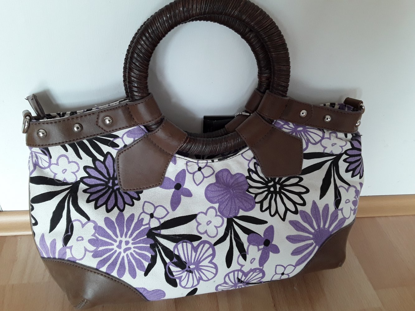 Lila-weiße Tasche