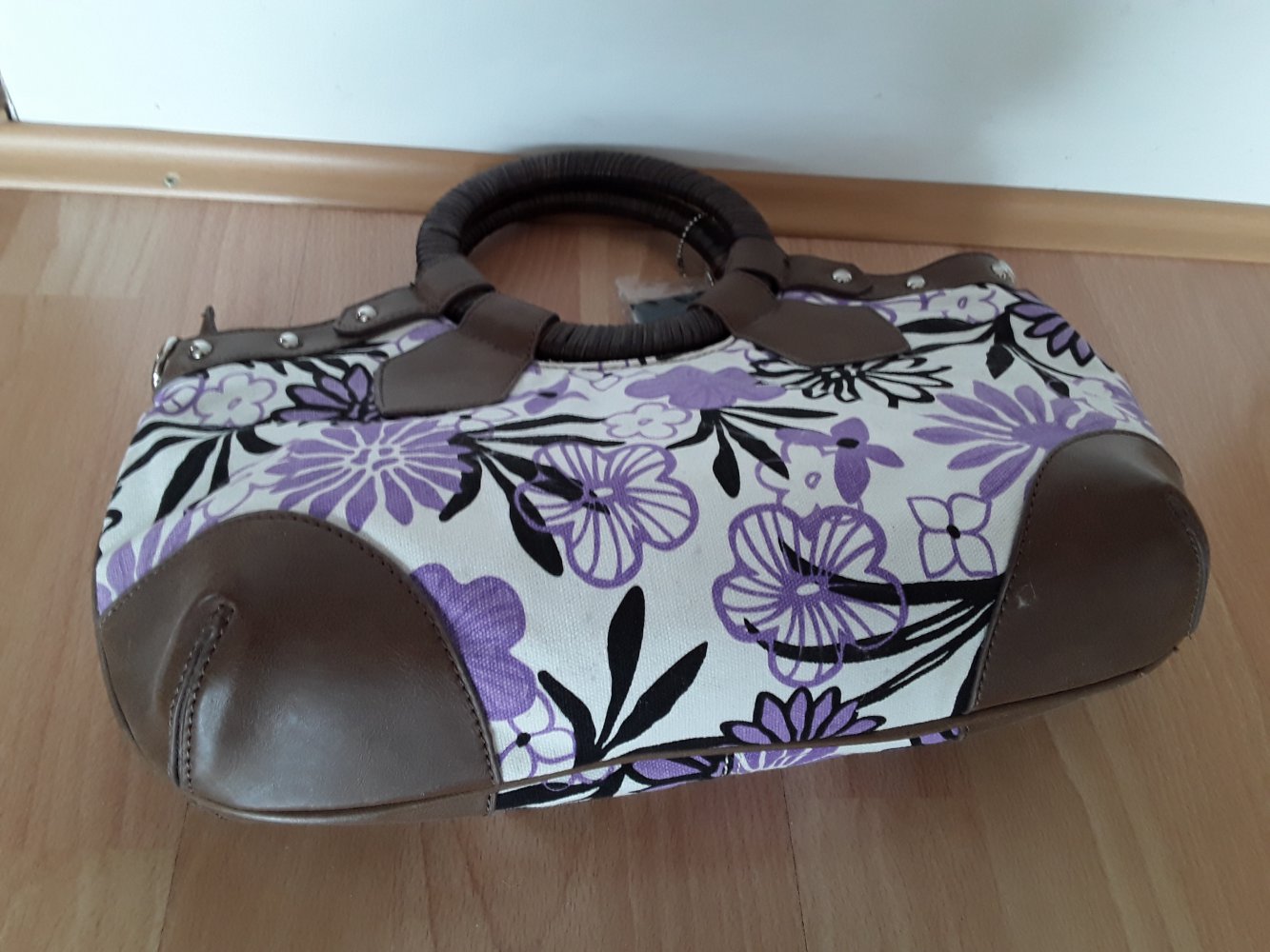 Lila-weiße Tasche