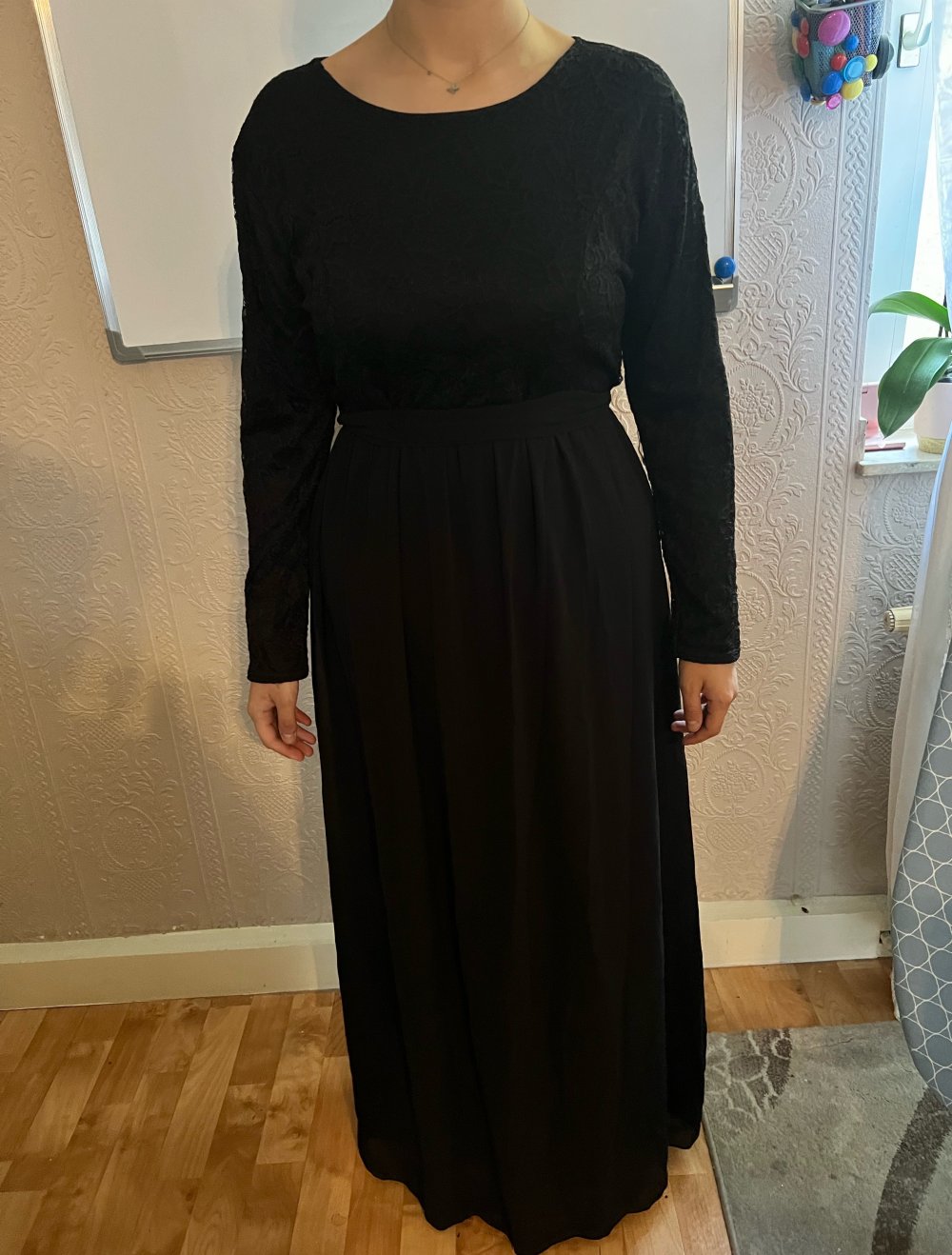 Schwarzes Kleid mit Stickerei